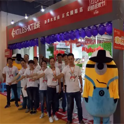 KT瓷磚刷爆朋友圈？因?yàn)楸本┤A夏家博會(huì)KT瓷磚攜帶小黃人正面襲擊！